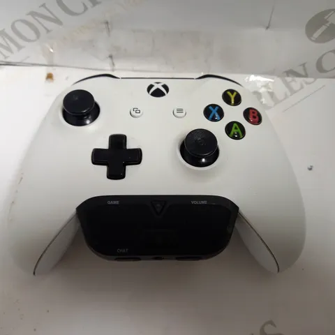 XBOX ONE WIRELESS CONTROLLER WITH TURTLE BEACH EAR FORCE HEADSET AUDIO CONTROLLER