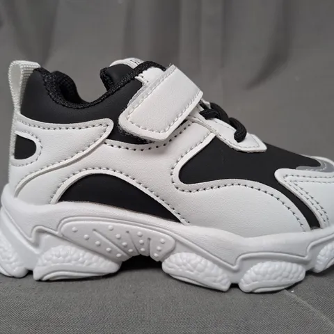 BOXED PAIR OF FASHION KIDS SHOES IN WHITE/BLACK EU SIZE 21