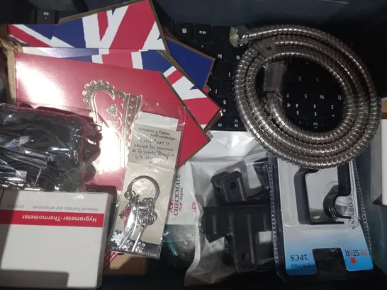 LOT OF APPROXIMATELY 10 ASSORTED HOUSEHOLD ITEMS TO INCLUDE BUTTON HOOK, RUBBER MALLET, RESTAR DOUBLE CURTAIN RODS BRACKET, ETC