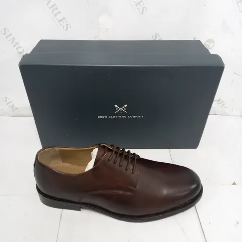 BOXED PAIR OF CREW CLOTHING NOAH LEATHER DERBY BOOTS IN CHOCOLATE SIZE 43 