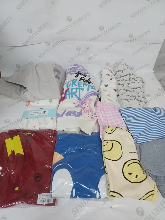 LOT OF ASSORTED KIDS CLOTHING ITEMS TO INCLUDE PYJAMAS, T-SHIRTS AND TROUSERS 