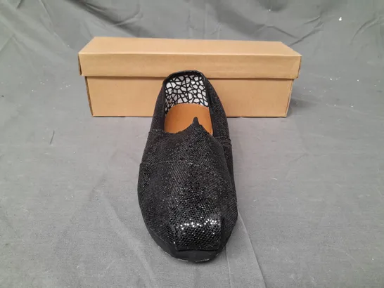 BOX OF APPROXIMATELY 20 BOXED PAIRS OF DESIGNER SLIP-ON SHOES IN BLACK W. GLITTER EFFECT - VARIOUS SIZES