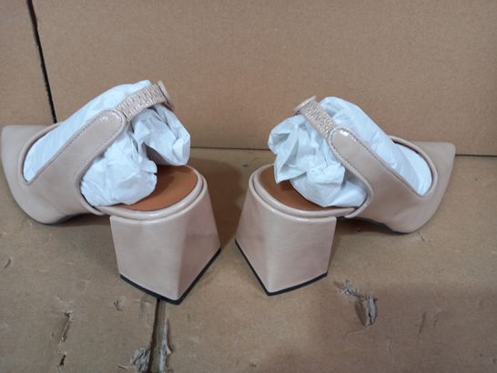 BOXED PAIR OF DESIGNER WOMENS HEELS IN BEIGE EU SIZE 37