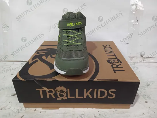 BOXED PAIR OF TROLLKIDS STAVANGER NID CUT WINTER SHOES IN MOSS/LIME UK SIZE 4