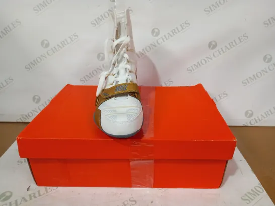 BOXED PAIR OF NIKE HYPERKO FLYWIRE SHOES IN WHITE/METALLIC GOLD UK SIZE 6.5