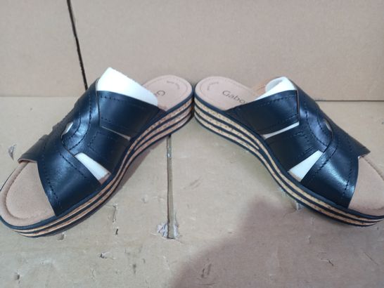 BOXED PAIR OF DESIGNER FAUX LEATHER SANDAL IN BLACK SIZE 6 1/2