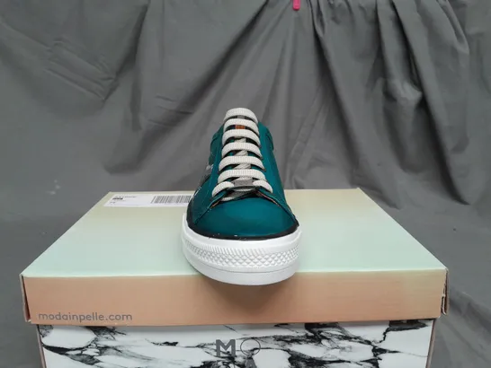 BOXED PAIR OF MODA IN PELLE ASTRIPE TEAL LEATHER TRAINERS - SIZE 6