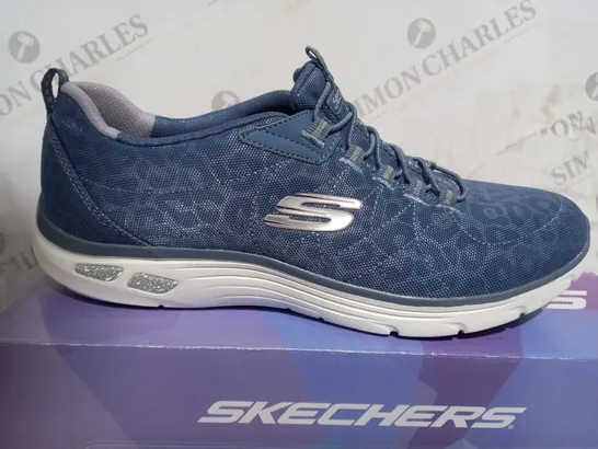 BOXED PAIR OF SKECHERS MEMORY FOAM TRAINERS IN PURPLE UK SIZE 7