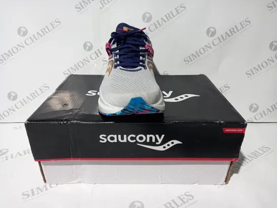 BOXED PAIR OF SAUCONY TRIUMPH 20 RUNNING SHOES IN GREY/MULTICOLOUR UK SIZE 7