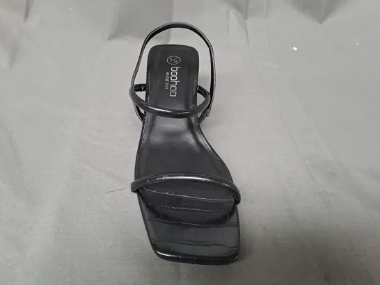 BOXED PAIR OF BOOHOO WIDE FIT OPEN TOE BLOCK HEEL SANDALS IN BLACK UK SIZE 5