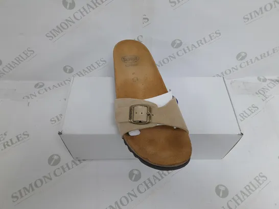 BOXED PAIR OF SKECHERS SANDALS IN BEIGE SIZE 7
