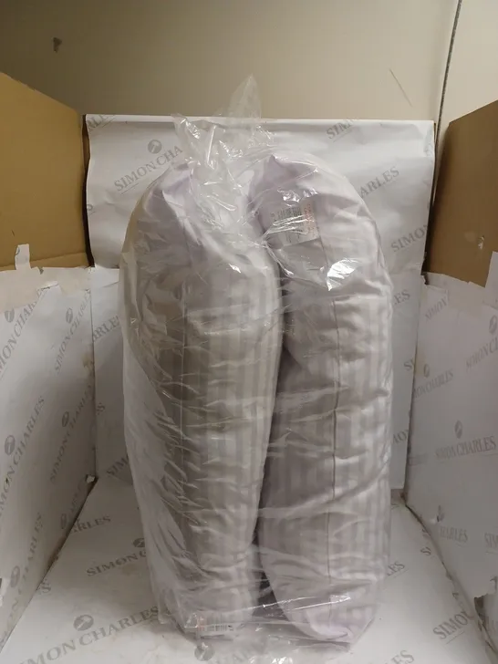 PACKED AND SEALED BOX OF 2 PILLOWS. 