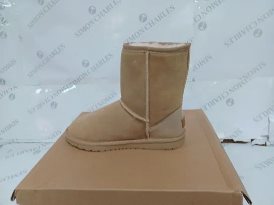 BOXED BONOVA HANDMADE BEIGE MID HEEL BOOTS- SIZE 8