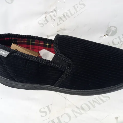 BOXED PAIR OF DUNLOP SLIPPERS IN BLACK UK SIZE 10