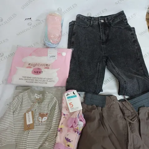 BOX OF APPROXIMATELY 35 ASSORTED KIDS CLOTHING ITEMS TO INCUDE - SOCKS , JEANS , SHORTS ETC