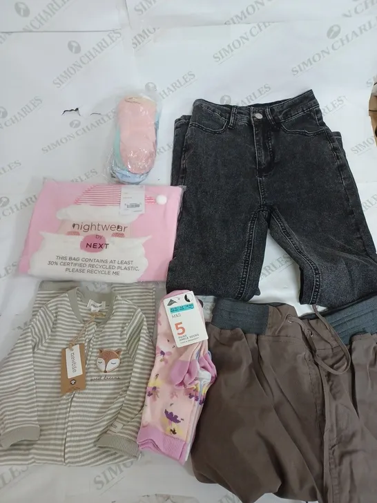 BOX OF APPROXIMATELY 35 ASSORTED KIDS CLOTHING ITEMS TO INCUDE - SOCKS , JEANS , SHORTS ETC