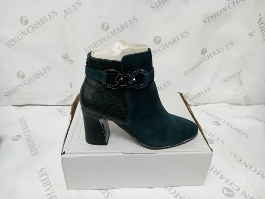 PAIR OF MODA IN PELLE LORI GREEN SUEDE BOOTS SIZED 7 