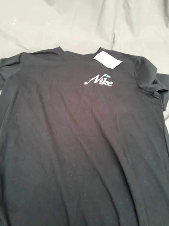 THE NIKE TEE T-SHIRT IN BLACK - MEDIUM