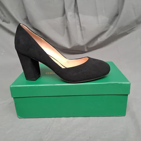 BOXED PAIR OF CASTAMERE FAUW SUEDE BLOCK HEEL SHOE IN BLACK SIZE 5