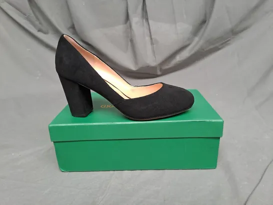 BOXED PAIR OF CASTAMERE FAUW SUEDE BLOCK HEEL SHOE IN BLACK SIZE 5