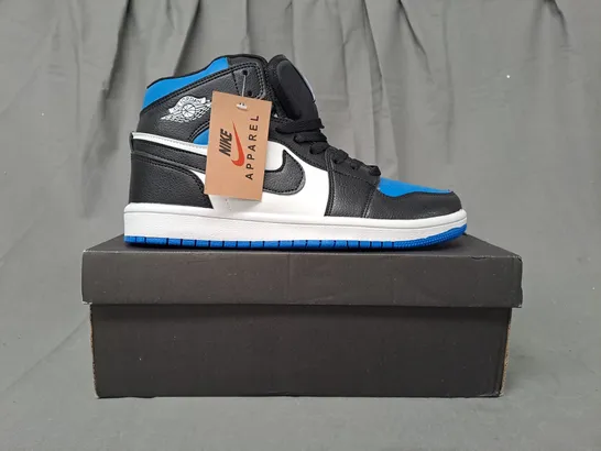 BOXED PAIR OF NIKE AIR JORDAN SHOES IN BLACK/WHITE/BLUE UK SIZE 5.5