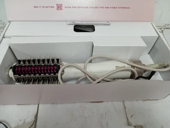 BOXED SHARK SMOOTHSTYLE HEATED BRUSH AND SMOOTHING COMB