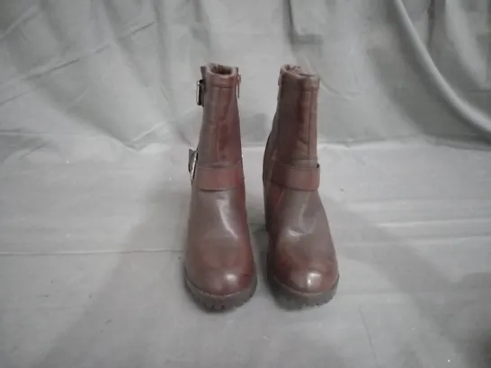 APPROXIMATELY 6 PAIRS OF BLOCK HEELED BOOTS IN VARIOUS SIZES 