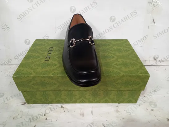 BOXED PAIR OF GUCCI SLIP-ON LEATHER SHOES IN BLACK W. SILVER EFFECT CHAIN UK SIZE 9