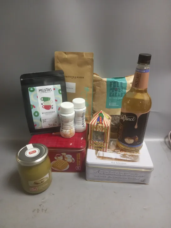 BOX OF APPROX 10 ASSORTED FOOD ITEMS TO INCLUDE - PISTI SPREADABLE PISTACHIO CREAM - DAVINCI HAZELNUT FLAVOUR SYRUP - FORTNUM&MASON JAPANESE SENCHA TEA ETC