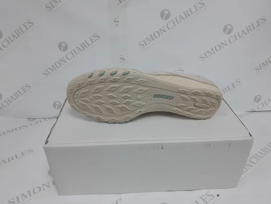 SKETCHERS BREATHE EASY TRAINER - NATURAL SIZE UK 7