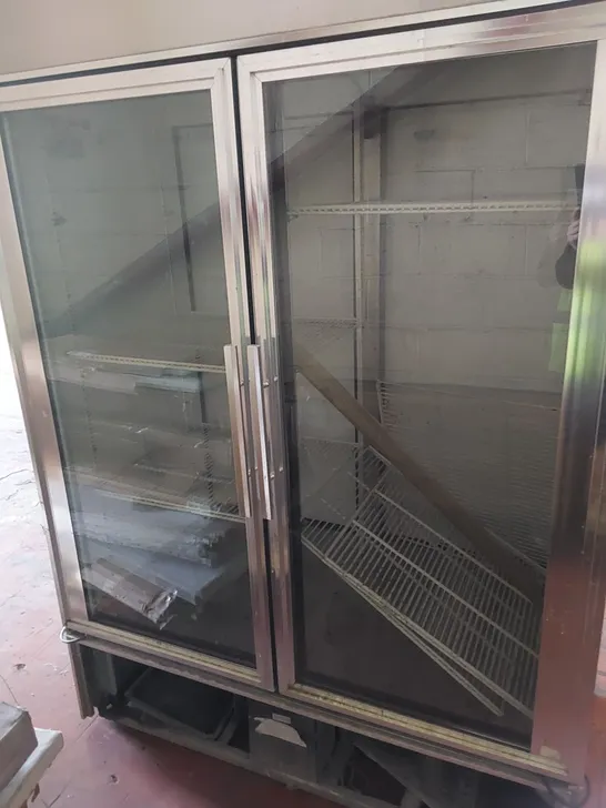 COMMERCIAL TRUE REFRIGERATION DOUBLE DOOR UNIT 