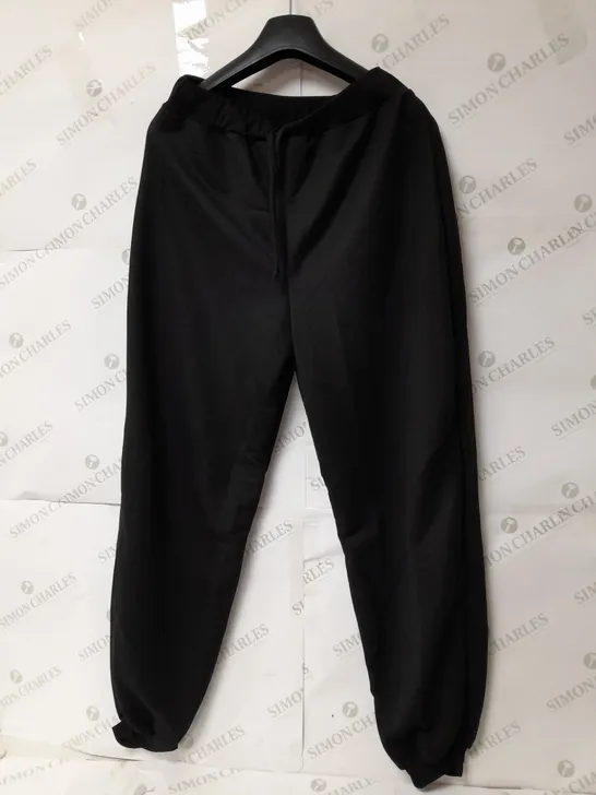 PRETTYLITTLETHING PETITE SWEAT JOGGERS IN BLACK SIZE 16