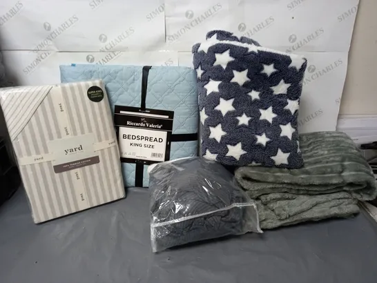 BOXED LOT OF 5 ASSORTED BEDDING TO INCLUDE A DUVET SET AND THROWS