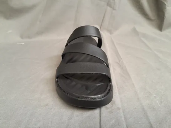 CROCS GETAWAY STRAPPY BLACK SANDALS - UK 5 