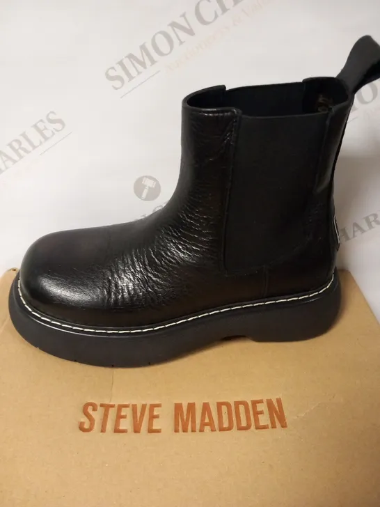 BOXED STEVE MADDEN WINNER CHUNKY SOLED CHELSEA BOOT SIZE 5