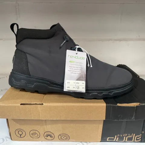 BOXED PAIR OF HEY DUDE CHARCOAL SHOES SIZE 10