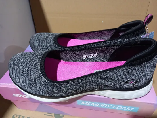 SIZE 7 SKECHERS MICROBURST PUMP CHARCOAL