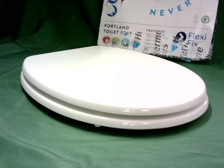 Lot 7079: CROYDEX PORTLAND TOILET SEAT - Simon Charles Auctioneers