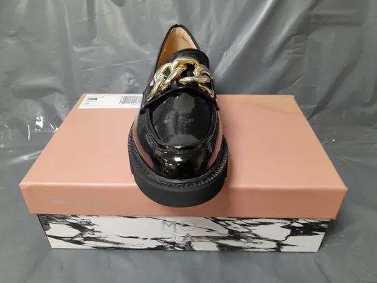 BOXED PAIR OF MODA IN PELLE CHUNKY LOAFERS IN BLACK W. GOLD EFFECT CHAIN SIZE 6