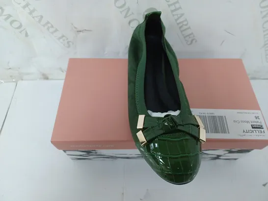 BOXED PAIR OF MODA IN PELLE FELLICITY BALLET SHOES IN GREEN SIZE 3 