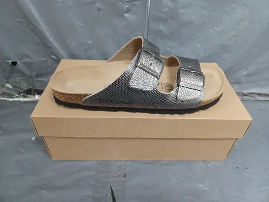 BOXED PAIR OF WOMENS BONOVA SANDALS SIZE 7 