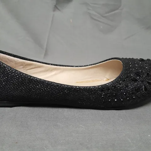 BOXED PAIR OF DESIGNER CLOSED TOE SLIP-ON SHOES IN BLACK EU SIZE 36