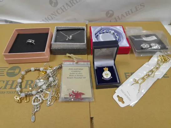 LOT OF APPROXIMATELY 15 ASSORTED JEWELLERY ITEMS TO INCLUDE SPARKLE STONE RING, CHARM NECKLACE, GOLD EFFECT NECKLACE ETC 