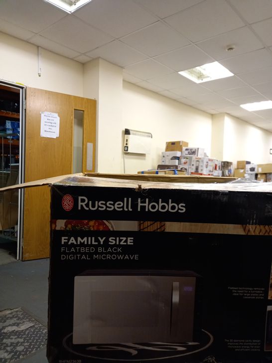 RUSSELL HOBBS FAMILY SIZE MICROWAVE