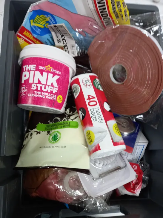 BOX OF APPROXIMATELY 15 ASSORTED ITEMS TO INCLUDE - LEATHER CLEANER, EGG SLICER, THE PINK STUFF ETC