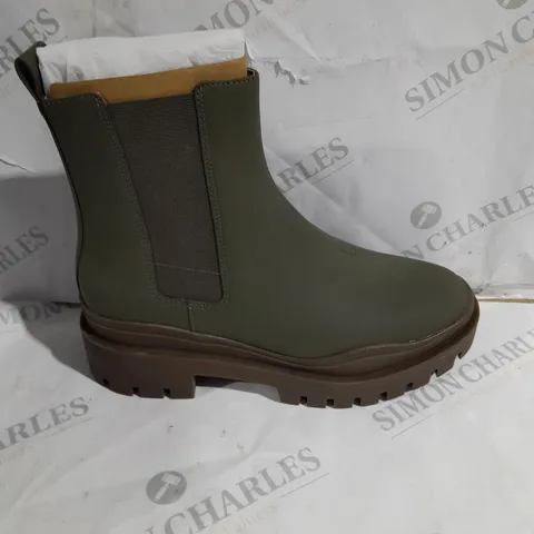 BOXED VOINIC KARSEN AMK BOOTS IN OLIVE - SIZE 7.5