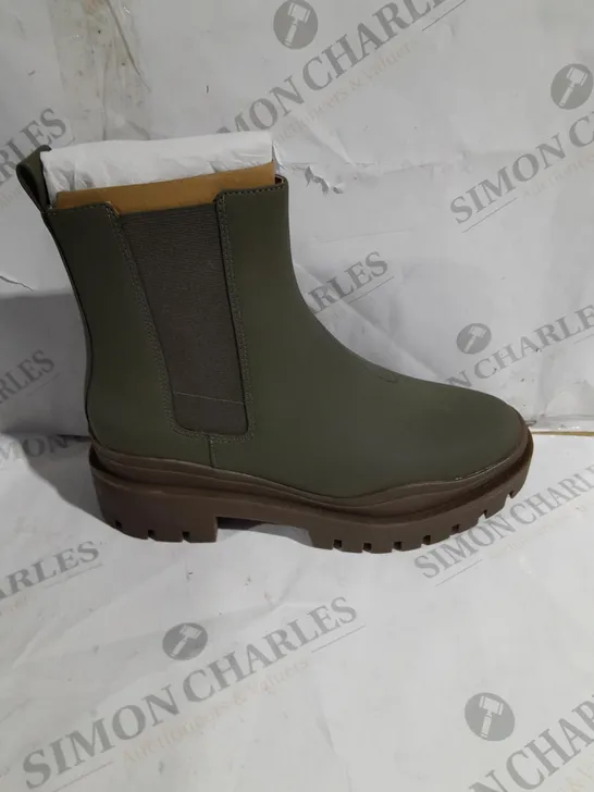 BOXED VOINIC KARSEN AMK BOOTS IN OLIVE - SIZE 7.5