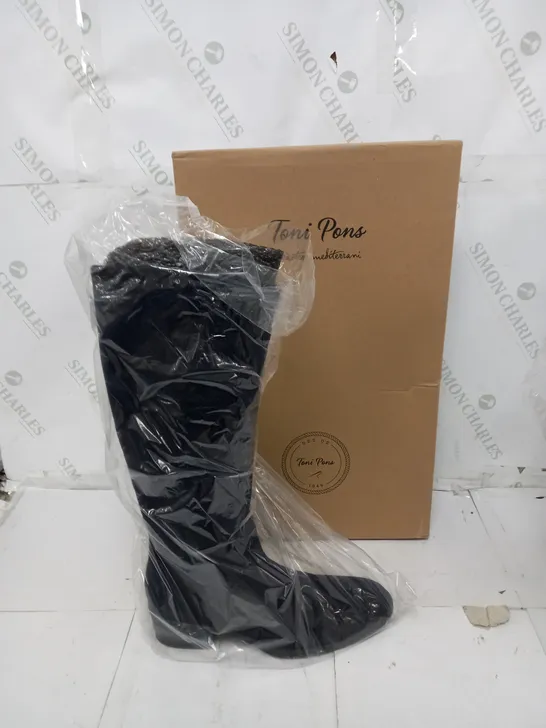 BOXED PAIR OF TONY PONS TIROL-SY HIGH BOOTS IN NAVY SIZE 39