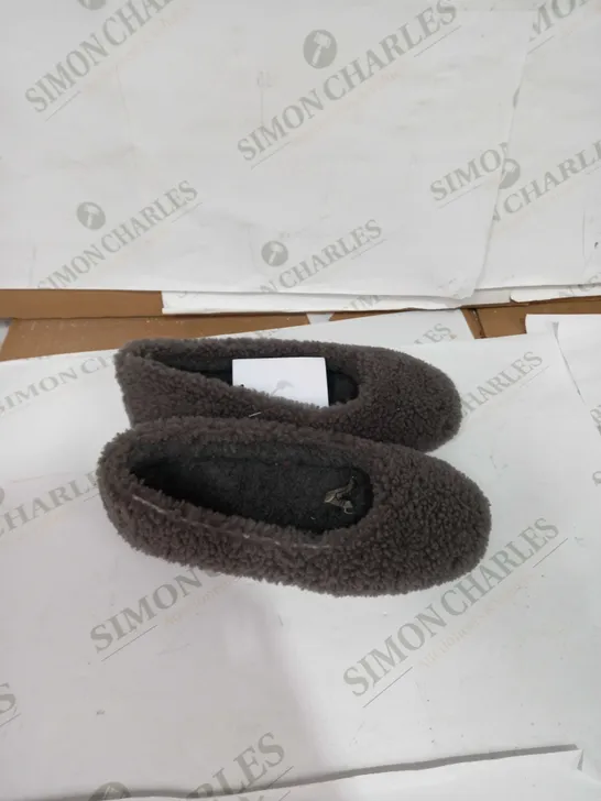 EMU AUSTRALIA GREY FLEECE SLIPPER - SIZE M6/W7