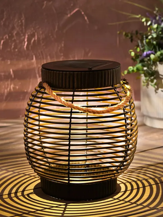 BRAND NEW BOXED BASKET SHAPED CORAL BAY SOLAR RATTAN LAMP 